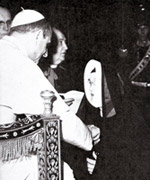 La supérieure générale de la Société du Sacré-Cœur, mère de valon, présente les novelles Constitutions de sa Congrégation au Pape Paul VI